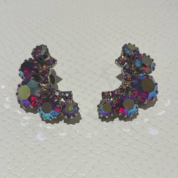 Mid Century Clip-on Earrings - Picture 7 of 9